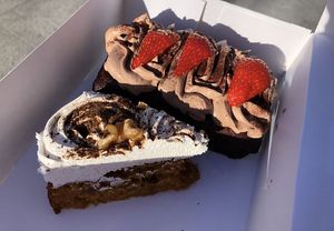 Vegan chocolate cake and carrot cake at Debby's Good Veggie Food in Barcelona