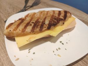 Croissant presionado con queso y jamón vegano at Debby's Good Veggie Food in Barcelona