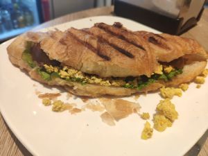 Croissant presionado con tofu scramble e lechuga at Debby's Good Veggie Food in Barcelona