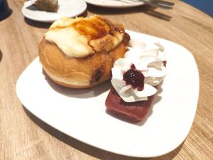 Berlina con crema catalana y pastel de frutos rojos at Debby's Good Veggie Food in Barcelona