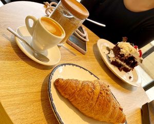 Pastel de chocolate con frutos rojos y croassant de semillas! Ambos veganos 🥰 at Debby's Good Veggie Food in Barcelona