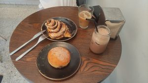 Cinnamon roll y berlina at Debby's Good Veggie Food in Barcelona