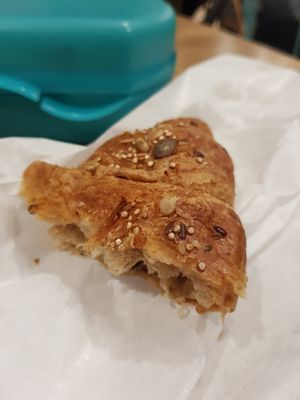 Ein Stück von einem Croissant mit Kernen at Debby's Good Veggie Food in Barcelona