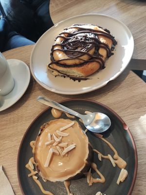 Muffin de chocolate con praliné y rollito de chocolate at Debby's Good Veggie Food in Barcelona