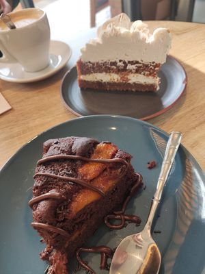 Pastel de chocolate y albaricoque, y carrot cake at Debby's Good Veggie Food in Barcelona