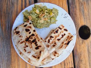 Pitta e hummus aromatico at The Punter in Oxford