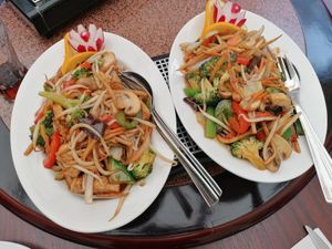 Gemuse Chop Suey, on left with tofu, on right without tofu, at Jade Garden in Borkum