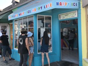 Distance ordering line at Happy Ice in Los Angeles