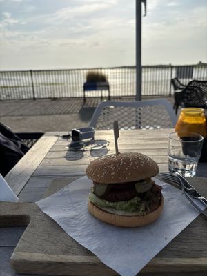 The Moving Mountains Burger (vegan) 19.5 👍🏼👍🏼  at Havenpaviljoen Wad Anderz in Schiermonnikoog