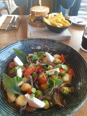 Gnocchi and non-vegan burger in the background at Havenpaviljoen Wad Anderz in Schiermonnikoog