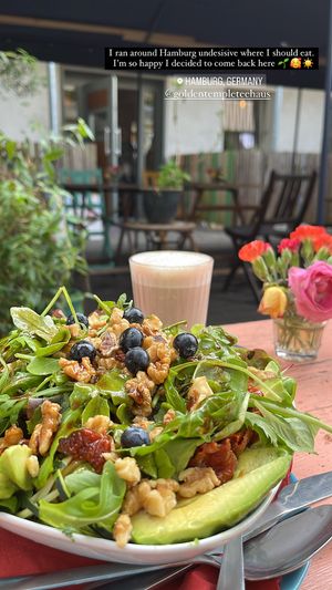 Avocado Salat und heiße Schokolade 🌱   at Golden Temple Teehaus in Hamburg