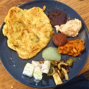 Naan? with dips and salads at Golden Temple Teehaus in Hamburg