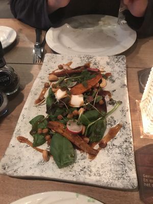 Rode bieten carpaccio / kikkererwten / cashewnoten / bospeen / babyspinazie / vegan crème fraiche  at Niej-Jork in Venlo