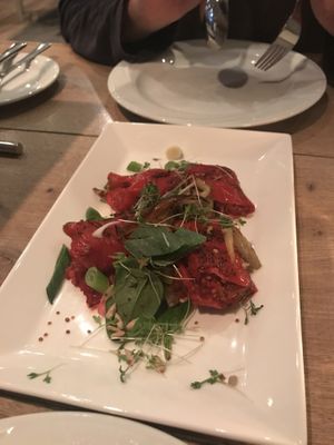 Gevulde puntpaprika met roze quinoa / tuinkers / hummus van rode biet / zonnebloempitten / gemarineerde courgettelinten at Niej-Jork in Venlo