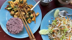 Fresh Bamboo with rice and Burmese Salad #Veganuary at Two Sisters in Pai