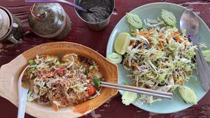 Shan Noodles and Burmese Salad #Veganuary at Two Sisters in Pai