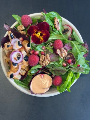 SuBowl Yoga garden with vegan Captain Hook NO Fish Crumble, organic vegetables like spinach, raspberries, mango, purple haze carrots, cucumber, edamame at Mojewa in Berlin