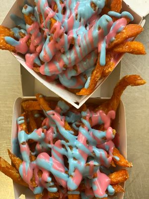 Crispy sweet potato fries with vegan and organic Pink Floyd & Blues Brothers mayo at Mojewa in Berlin