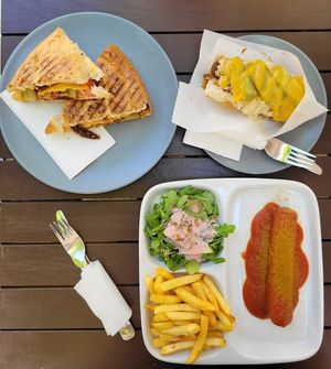 Fladenbrot, Hotdog und Currywurst vegan  at Cafe Riptide in Braunschweig