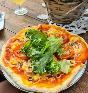 Vegan pizza with olives, red onion, tomatoes and vegan cheese at Sødahlhuset in Aandalsnes