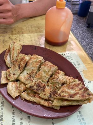 Thai basil flaky savory pancake (九層塔抓餅) at Nán Tún SùShí Shuǐ Jiān Bāo 南屯素食水煎包 in Taichung
