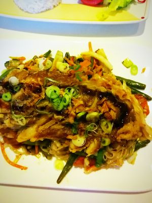 Noodles with stirfried vegetables and crispy seitan. at Loving Hut in Hannover