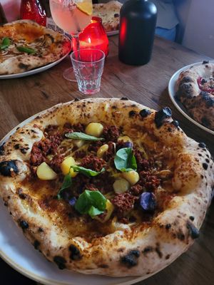 Pizza mit Kartoffeln, veganem Hack und Zwiebeln at Tazzi Pizza in Hamburg