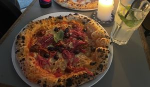 Scharfe vegane Pizza mit hausgemachter Limonade   at Tazzi Pizza in Hamburg
