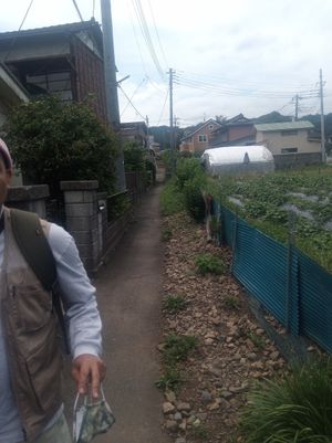 The dirt road leading to the restaurant at Ninifuni in Tokyo