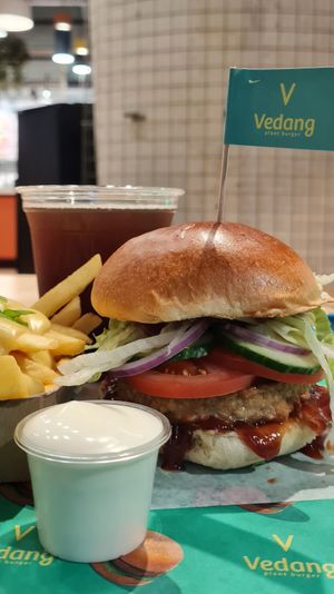 BBQ burger 🍔 at Vedang - green burger | Bikini in Berlin