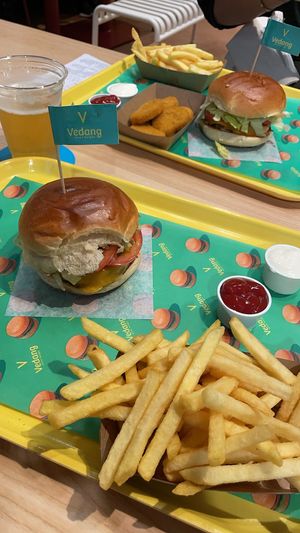 Cheeseburger & nuggets at Vedang - green burger | Bikini in Berlin