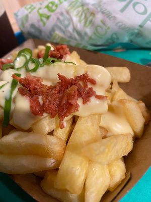 Vegane chilli cheese fries mit Speck at Vedang - green burger | Bikini in Berlin