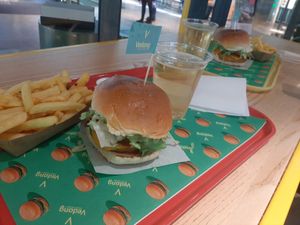 Leckere vegane Burger im Vedang #Veganuary at Vedang - green burger | Bikini in Berlin
