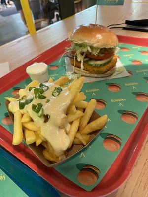 Chicken Burger und Cheese Fries  at Vedang - green burger | Bikini in Berlin