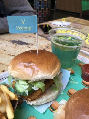 CRISPY CHICK BURGER (Crispy Chick Patty, Vedang Mayo, Salad, Red Onion, Cucumber, Tomato) -> 6,80€  at Vedang - green burger | Bikini in Berlin