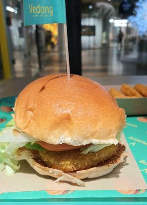 Angry Chicken Burger #Veganuary at Vedang - green burger | Bikini in Berlin