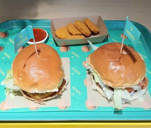 Burgers and nuggets #Veganuary at Vedang - green burger | Bikini in Berlin