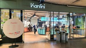 entrance to food court - 2nd floor #Veganuary at Vedang - green burger | Bikini in Berlin