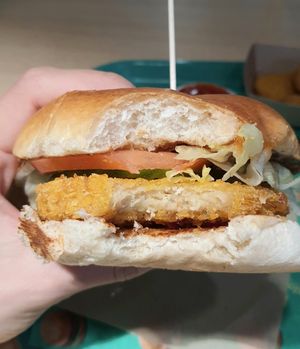 Angry Chicken Burger - inside #Veganuary at Vedang - green burger | Bikini in Berlin