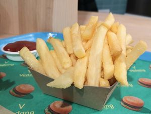 Fries at Vedang - green burger | Bikini in Berlin