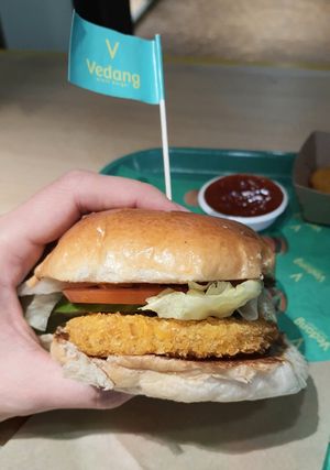 Angry Chick burger #Veganuary at Vedang - green burger | Bikini in Berlin