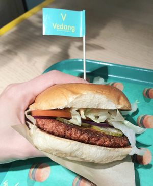 Mary Jane CBD burger #Veganuary at Vedang - green burger | Bikini in Berlin