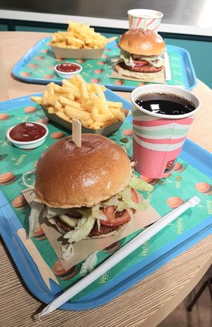 two burger menus #Veganuary at Vedang - green burger | Bikini in Berlin