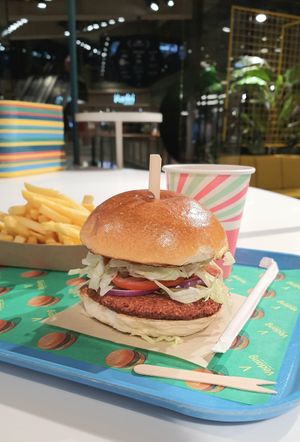 burger menu: burger, fries, drink #Veganuary at Vedang - green burger | Bikini in Berlin