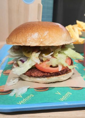 Chili burger #Veganuary at Vedang - green burger | Bikini in Berlin
