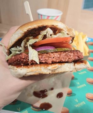 Babycue burger - size #Veganuary at Vedang - green burger | Bikini in Berlin