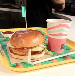 Angry Chick burger with drink #Veganuary at Vedang - green burger | Bikini in Berlin