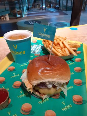 Cheeseburguer, fries and Apfelschorle at Vedang - green burger | Bikini in Berlin