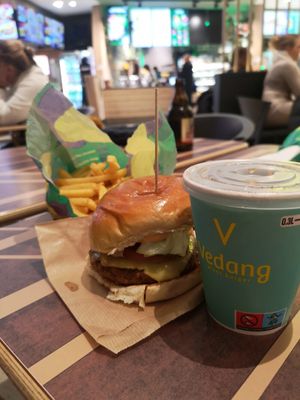 Cheese burger at Vedang - green burger | Bikini in Berlin
