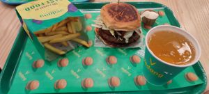 "Babycue" burger with fries and elderflower soda at Vedang - green burger | Bikini in Berlin